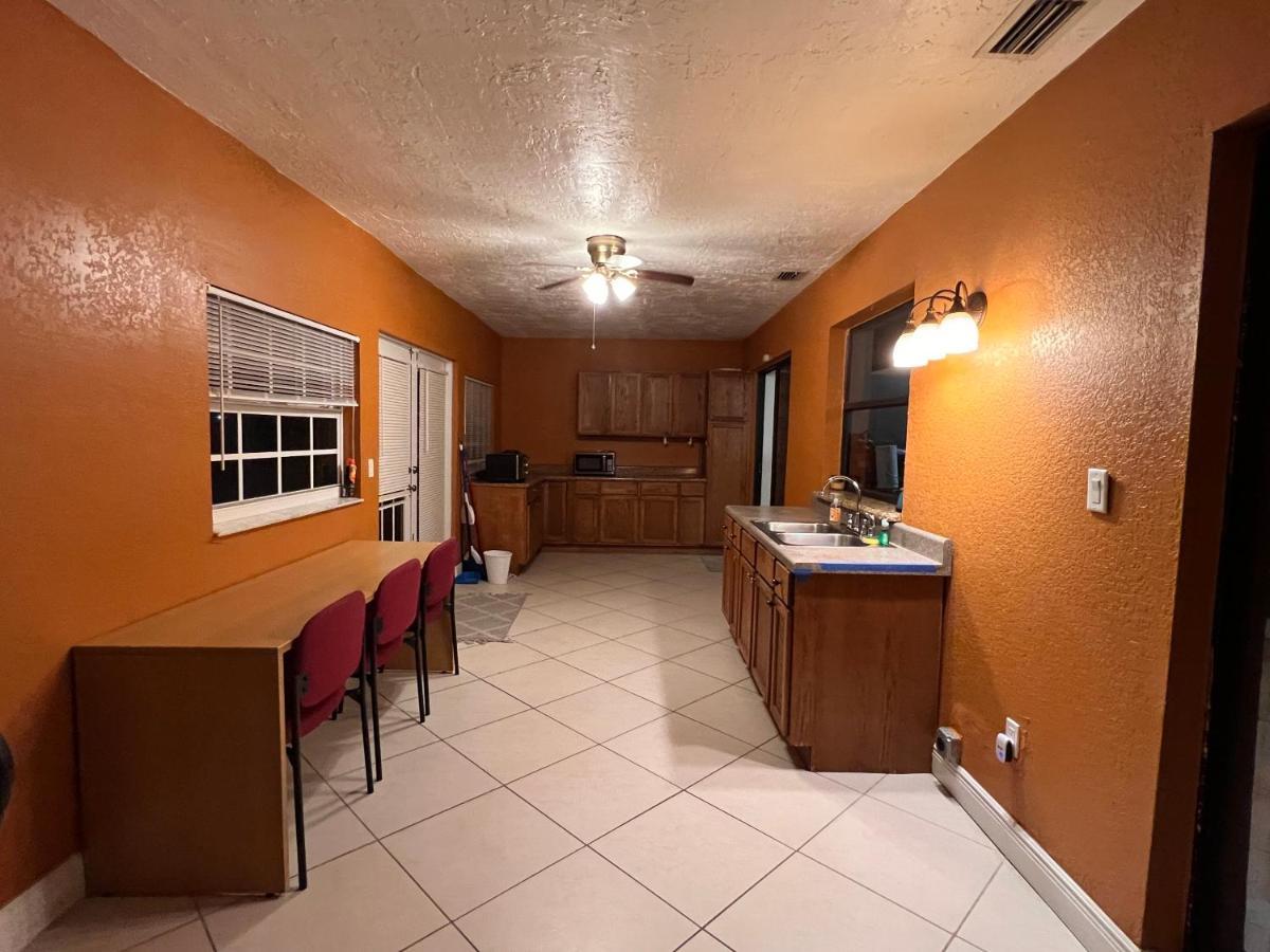 Entire Single Family Home 3 Bed 2 Bath In Water Front Big Cozy Back Yard View Coconut Creek Exterior photo