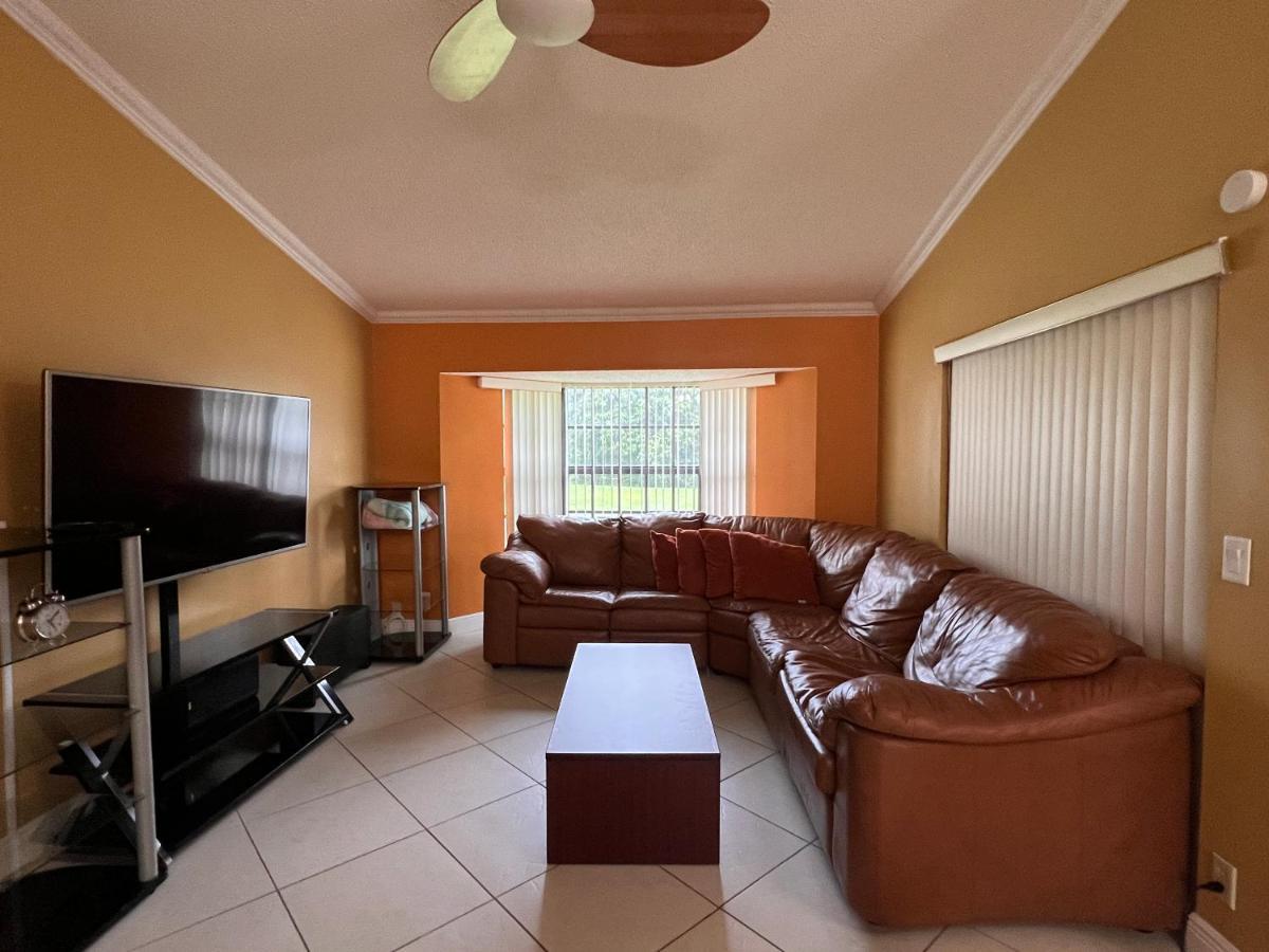 Entire Single Family Home 3 Bed 2 Bath In Water Front Big Cozy Back Yard View Coconut Creek Exterior photo